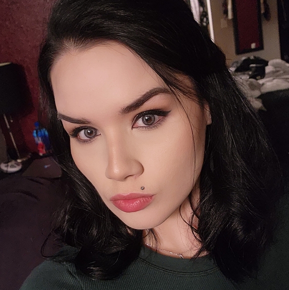 Meet your Posher, Amanda! - Picture 1 of 1